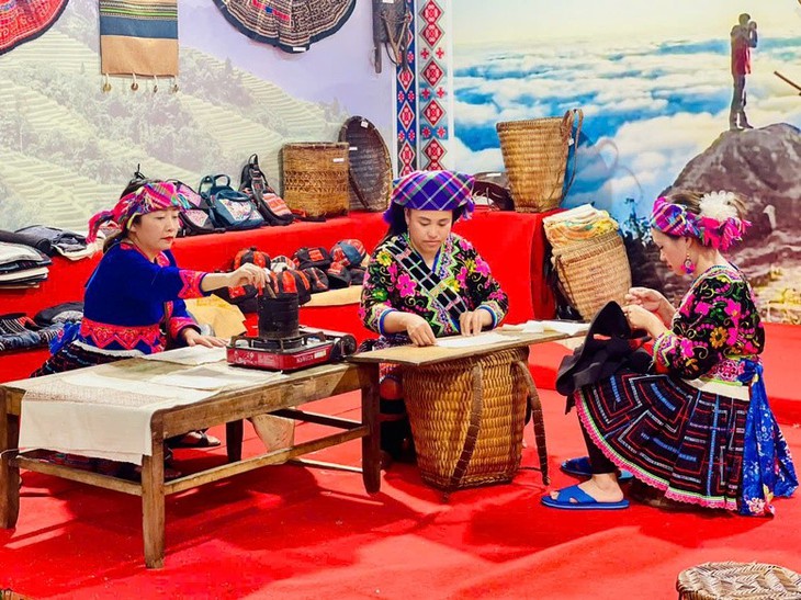 Khép lại Tuần Văn hóa – Du lịch Lai Châu: Nhiều nét đẹp văn hóa Lai Châu ghi dấu trong lòng du khách- Ảnh 4. Khép lại Tuần Văn hóa – Du lịch Lai Châu: Nhiều nét đẹp văn hóa Lai Châu ghi dấu trong lòng du khách- Ảnh 4.