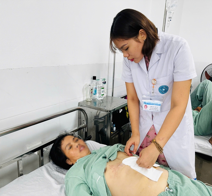 Người phụ nữ gặp nạn lúc 5 giờ sáng, trong bụng chứa 3000 ml máu không đông- Ảnh 2. Người phụ nữ gặp nạn lúc 5 giờ sáng, trong bụng chứa 3000 ml máu không đông- Ảnh 2.