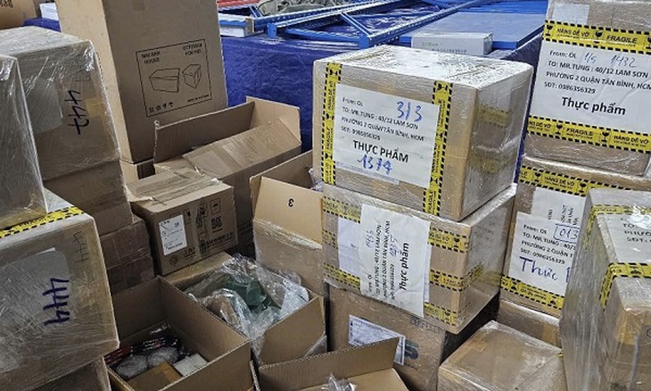 Phú Yên: Ngăn chặn 30 tấn hàng nghi nhập lậu trên đường vận chuyển từ Bắc vào Nam- Ảnh 1. Phú Yên: Ngăn chặn 30 tấn hàng nghi nhập lậu trên đường vận chuyển từ Bắc vào Nam- Ảnh 1.
