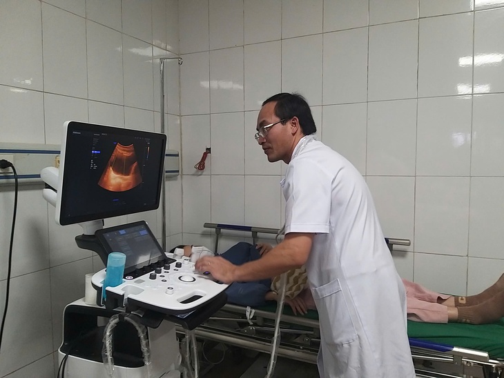 Hàng chục công nhân nhập viện cấp cứu sau bữa cơm trưa- Ảnh 1.