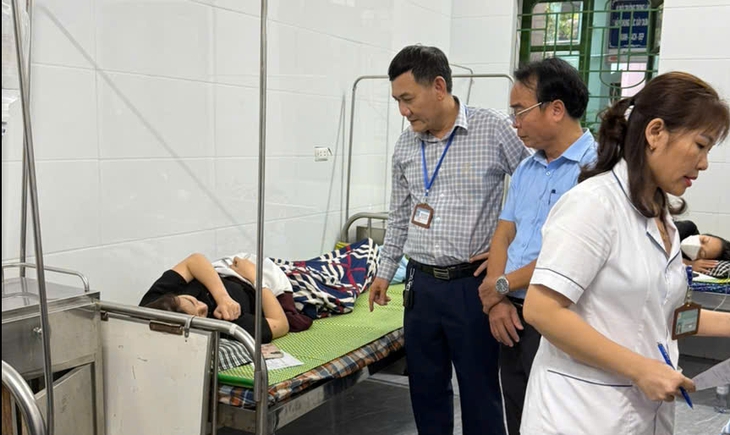 Vụ nhiều công nhân ở Nghệ An nhập viện nghi ngộ độc: Tạm đình chỉ hoạt động đơn vị cung cấp suất ăn
- Ảnh 3. Vụ nhiều công nhân ở Nghệ An nhập viện nghi ngộ độc: Tạm đình chỉ hoạt động đơn vị cung cấp suất ăn
- Ảnh 3.