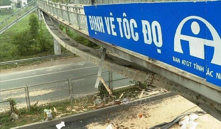 Phân luồng giao thông trên Quốc lộ 18 do cầu vượt dân sinh bị hư hỏng nặng- Ảnh 1. Phân luồng giao thông trên Quốc lộ 18 do cầu vượt dân sinh bị hư hỏng nặng- Ảnh 1.