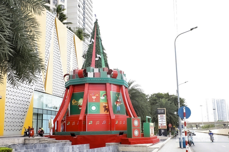 Nhiều ông già tuyết, cây thông Noel khổng lồ ‘mọc’ trên phố Hà Nội- Ảnh 1. Nhiều ông già tuyết, cây thông Noel khổng lồ ‘mọc’ trên phố Hà Nội- Ảnh 1.