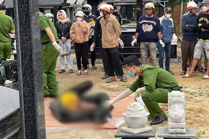 Bất ngờ phát hiện thi thể người đàn ông trùm chăn trên xe lôi- Ảnh 1. Bất ngờ phát hiện thi thể người đàn ông trùm chăn trên xe lôi- Ảnh 1.