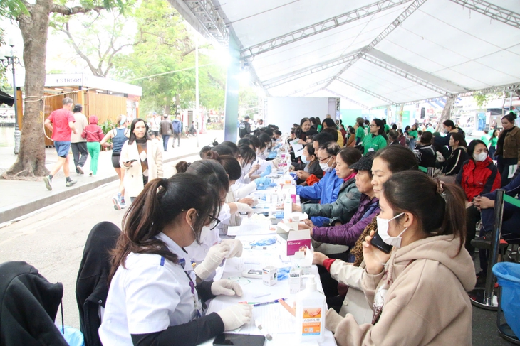 Test nhanh tìm vi khuẩn gây bệnh dạ dày cho hơn 3.000 người dân Thủ đô- Ảnh 12.