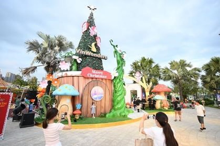 Vinhomes Grand Park đông kín fan chờ đón siêu nhạc hội 8WONDER Winter- Ảnh 4. Vinhomes Grand Park đông kín fan chờ đón siêu nhạc hội 8WONDER Winter- Ảnh 4.