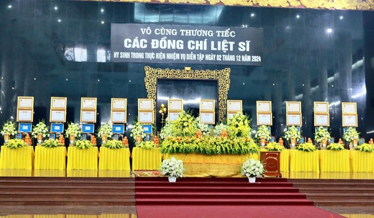 Trang trọng lễ tang 12 liệt sỹ Quân khu 7 hy sinh trong khi thực hiện nhiệm vụ diễn tập- Ảnh 1. Trang trọng lễ tang 12 liệt sỹ Quân khu 7 hy sinh trong khi thực hiện nhiệm vụ diễn tập- Ảnh 1.