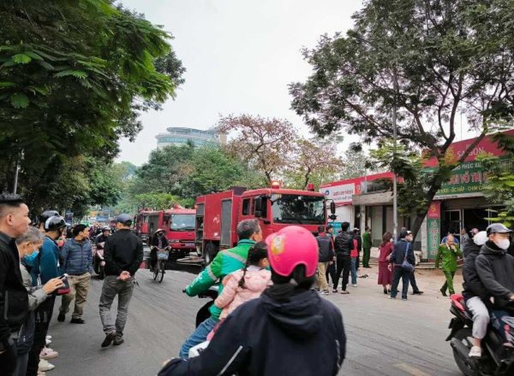 Hà Nội: Tạm thời phong toả phố Võ Thị Sáu, dập tắt đám cháy gara ô tô- Ảnh 2.