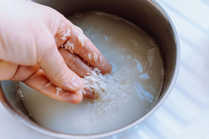 Rửa mặt bằng nước vo gạo mỗi ngày có tốt không?- Ảnh 1.
