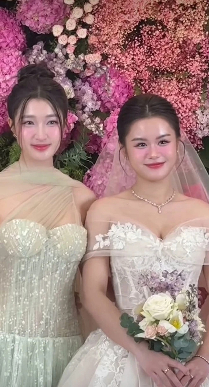 Á hậu xứ Thanh nhà Sen Vàng giờ ra sao sau tin đồn yêu thiếu gia tập đoàn lớn?- Ảnh 1. Á hậu xứ Thanh nhà Sen Vàng giờ ra sao sau tin đồn yêu thiếu gia tập đoàn lớn?- Ảnh 1.