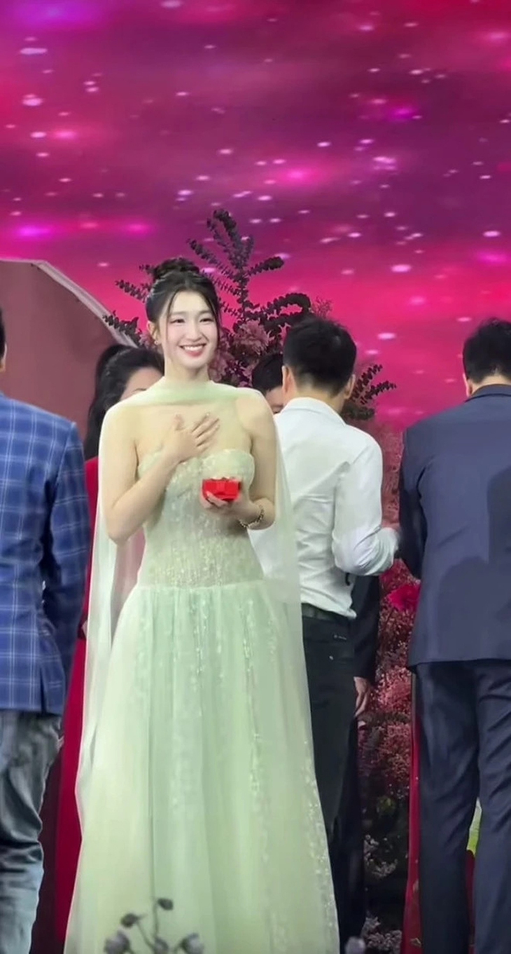 Á hậu xứ Thanh nhà Sen Vàng giờ ra sao sau tin đồn yêu thiếu gia tập đoàn lớn?- Ảnh 2. Á hậu xứ Thanh nhà Sen Vàng giờ ra sao sau tin đồn yêu thiếu gia tập đoàn lớn?- Ảnh 2.
