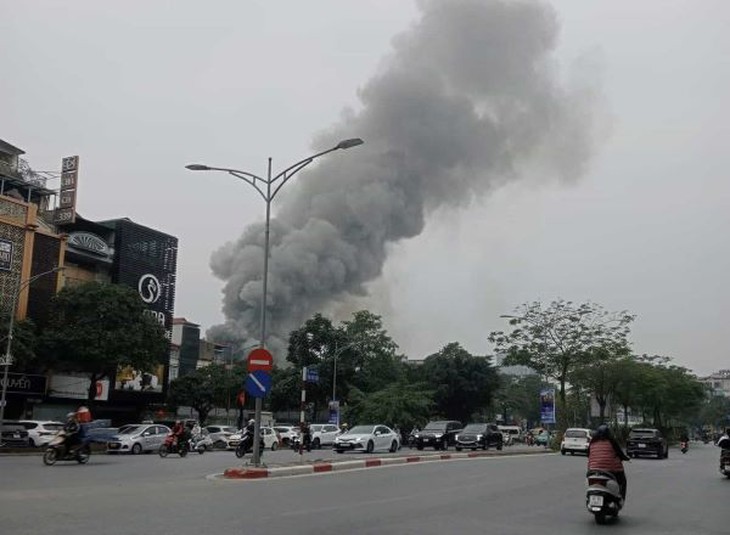 Hà Nội: Tạm thời phong toả phố Võ Thị Sáu, dập tắt đám cháy gara ô tô- Ảnh 1.