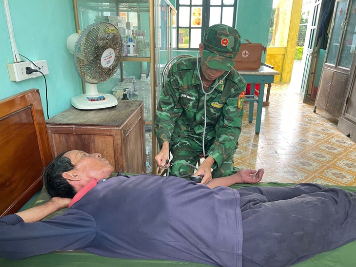 Đưa 8 ngư dân cùng tàu cá gặp nạn vào đảo Cồn Cỏ- Ảnh 2.