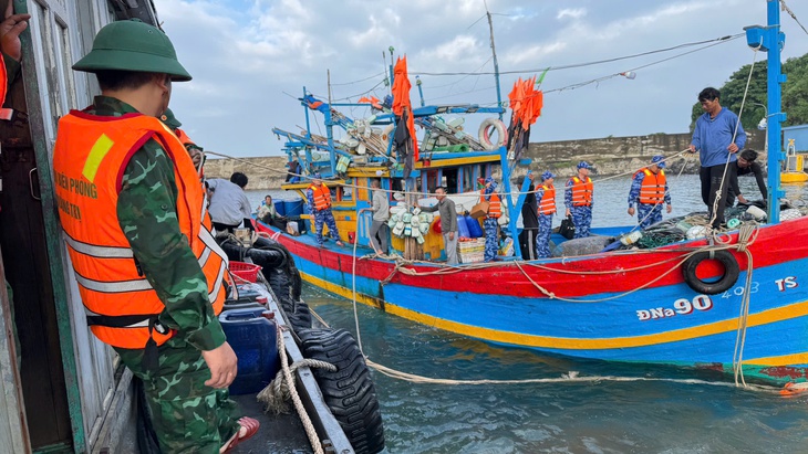 Đưa 8 ngư dân cùng tàu cá gặp nạn vào đảo Cồn Cỏ- Ảnh 1.