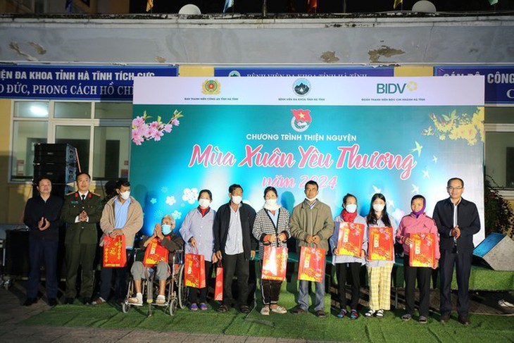 Bệnh viện Đa khoa Hà Tĩnh: Mang Xuân yêu thương đến với bệnh nhân nghèo- Ảnh 4.