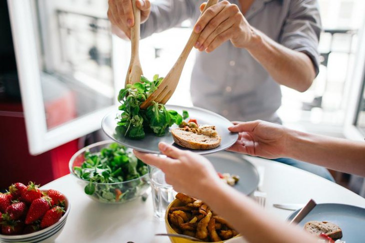 8 mẹo giúp bạn ăn uống điều độ trong ngày Tết- Ảnh 2. 8 mẹo giúp bạn ăn uống điều độ trong ngày Tết- Ảnh 2.