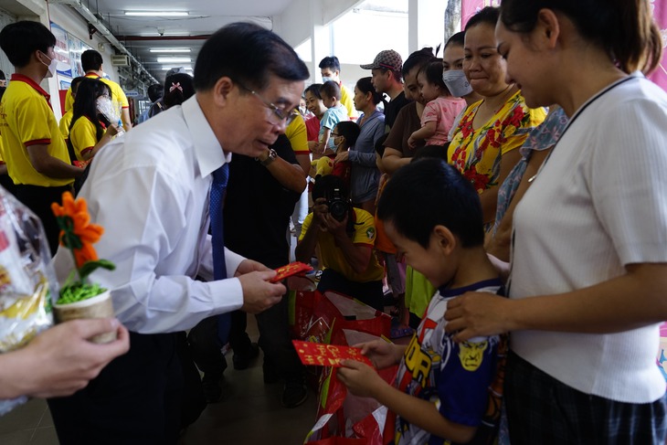 Mang 'mùa xuân' ấm áp, nghĩa tình đến với các bệnh nhân nghèo- Ảnh 2. Mang 'mùa xuân' ấm áp, nghĩa tình đến với các bệnh nhân nghèo- Ảnh 2.