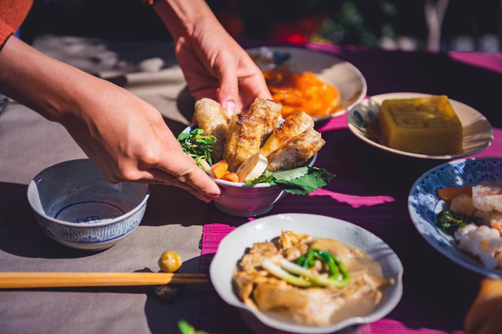 8 mẹo giúp bạn ăn uống điều độ trong ngày Tết- Ảnh 1. 8 mẹo giúp bạn ăn uống điều độ trong ngày Tết- Ảnh 1.