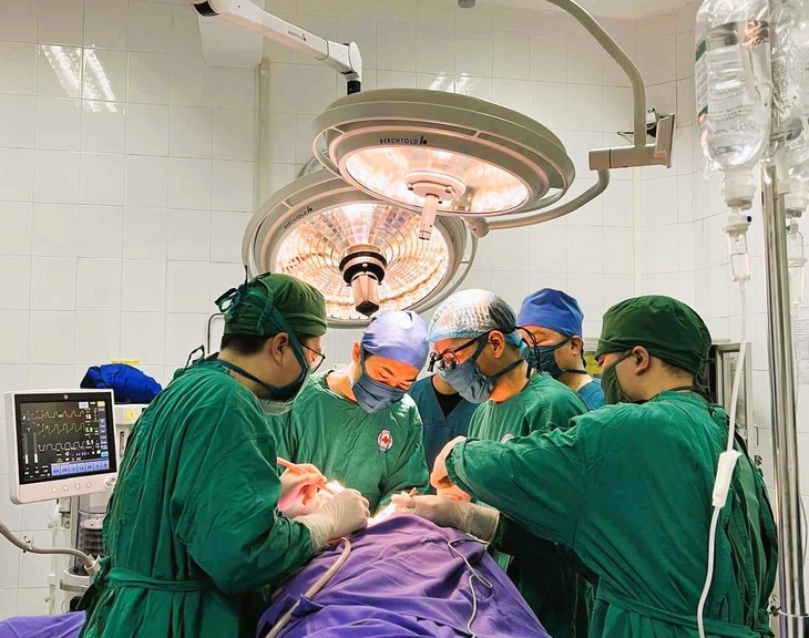 Y tế huyện xuyên đêm cứu sống bệnh nhân bị chém gây vết thương mạch cảnh phức tạp- Ảnh 1.
