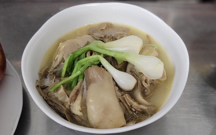 Những ai không nên ăn món canh măng khô nấu chân giò?