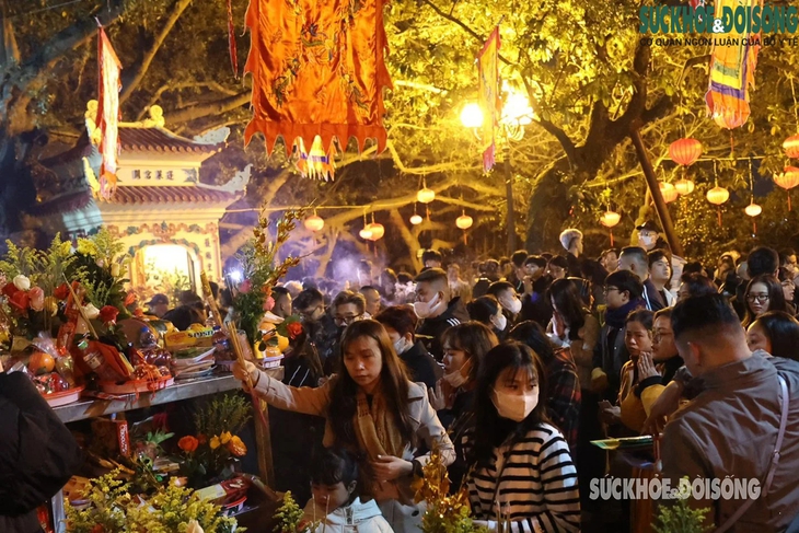 Người dân Hà Nội lễ chùa cầu bình an ngày mùng 1 Tết - Ảnh 1.