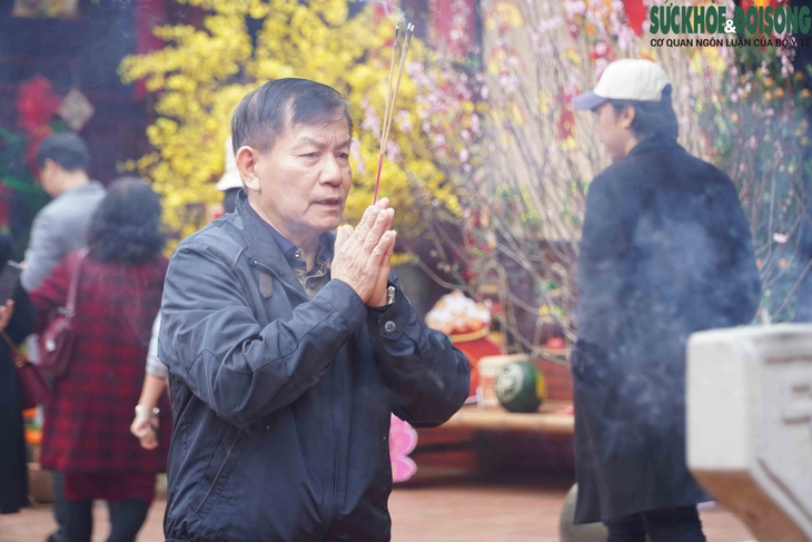 Người dân Hà Nội lễ chùa cầu bình an ngày mùng 1 Tết - Ảnh 8.