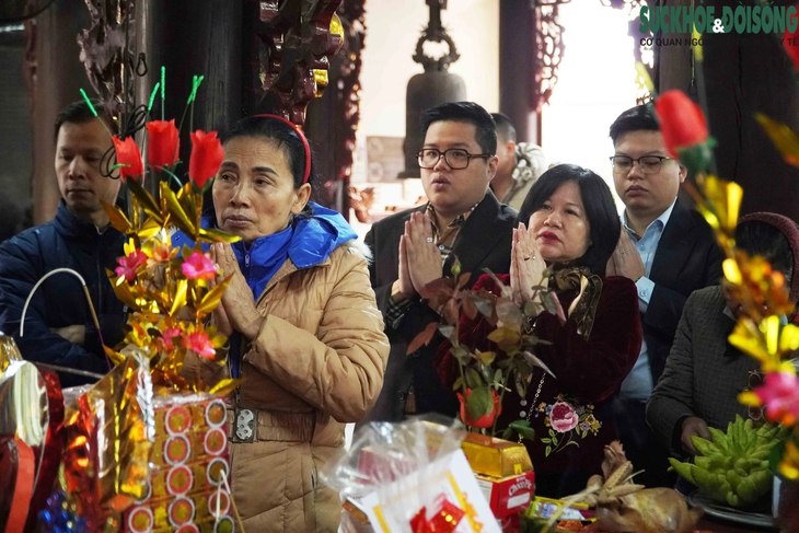 Người dân Hà Nội lễ chùa cầu bình an ngày mùng 1 Tết - Ảnh 10.