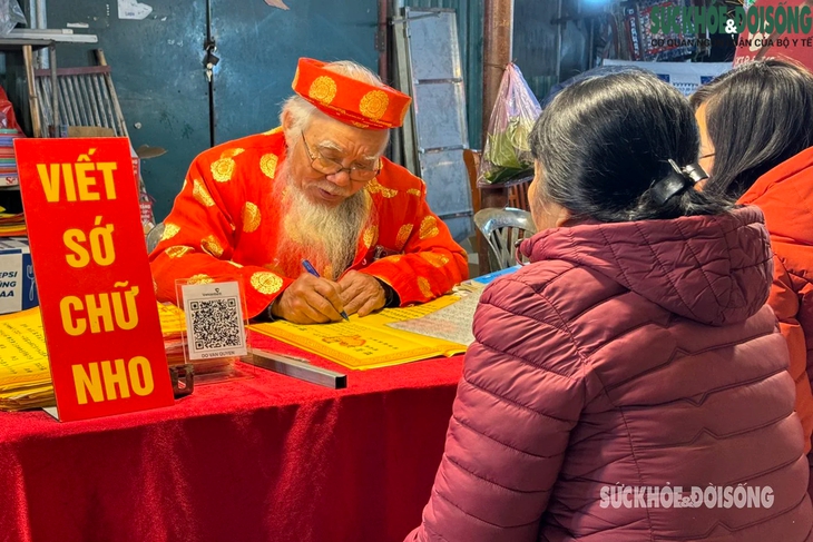 Người dân Hà Nội lễ chùa cầu bình an ngày mùng 1 Tết - Ảnh 4.