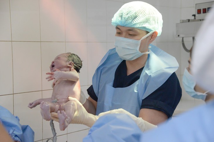 Các bé “rồng vàng” chào đời đầu tiên tại TPHCM được tặng món quà đặc biệt- Ảnh 3.