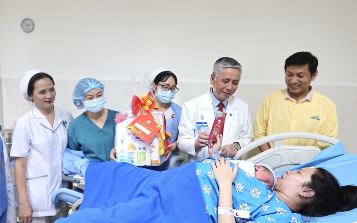 Các bé “rồng vàng” đầu tiên tại TPHCM được tặng món quà đặc biệt
