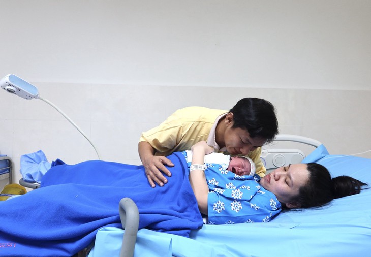 Các bé “rồng vàng” chào đời đầu tiên tại TPHCM được tặng món quà đặc biệt- Ảnh 2.