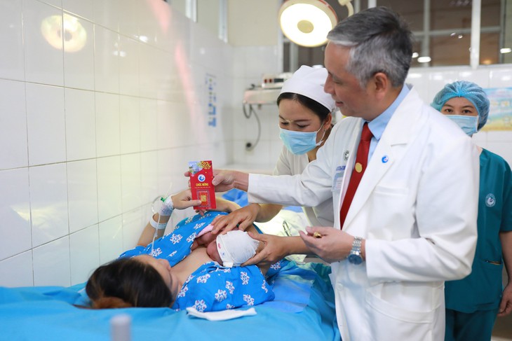 Các bé “rồng vàng” chào đời đầu tiên tại TPHCM được tặng món quà đặc biệt- Ảnh 1.