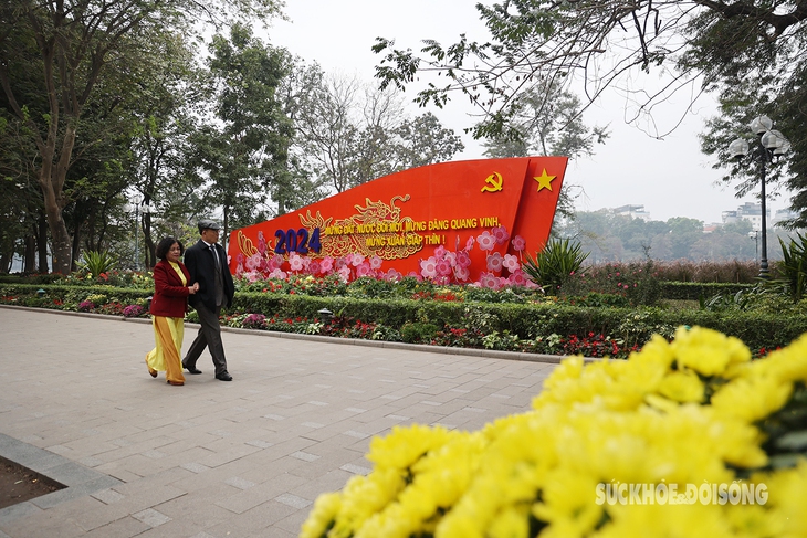 Hà Nội yên bình, đẹp mơ màng trong ngày mồng 1 Tết Giáp Thìn- Ảnh 1.