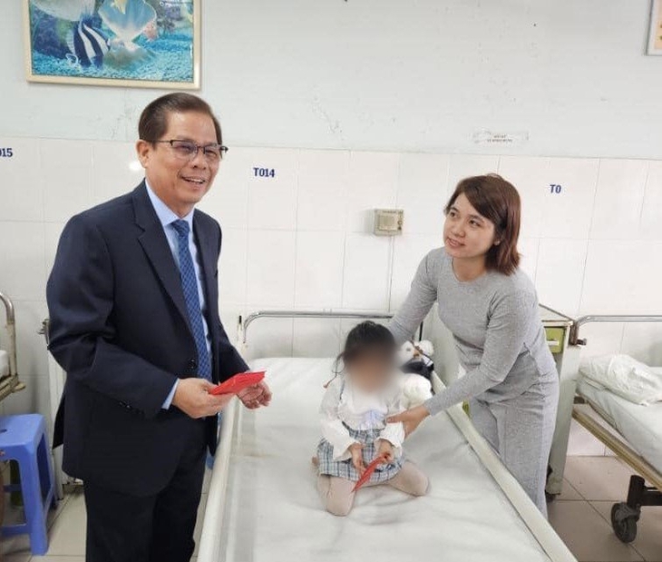 Chủ tịch tỉnh Khánh Hòa chúc Tết bệnh viện và lì xì cho bệnh nhân - Ảnh 1.
