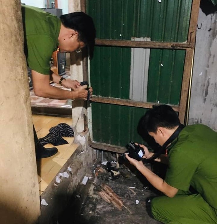 Pháo tự chế phát nổ trong đêm giao thừa khiến chồng tử vong, vợ và con nhập viện
- Ảnh 1. Pháo tự chế phát nổ trong đêm giao thừa khiến chồng tử vong, vợ và con nhập viện
- Ảnh 1.