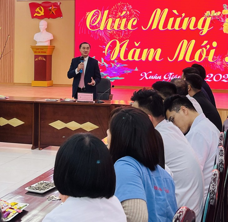 Thứ trưởng Trần Văn Thuấn chúc Tết các y bác sĩ Bệnh viện đa khoa Đức Giang- Ảnh 1. Thứ trưởng Trần Văn Thuấn chúc Tết các y bác sĩ Bệnh viện đa khoa Đức Giang- Ảnh 1.