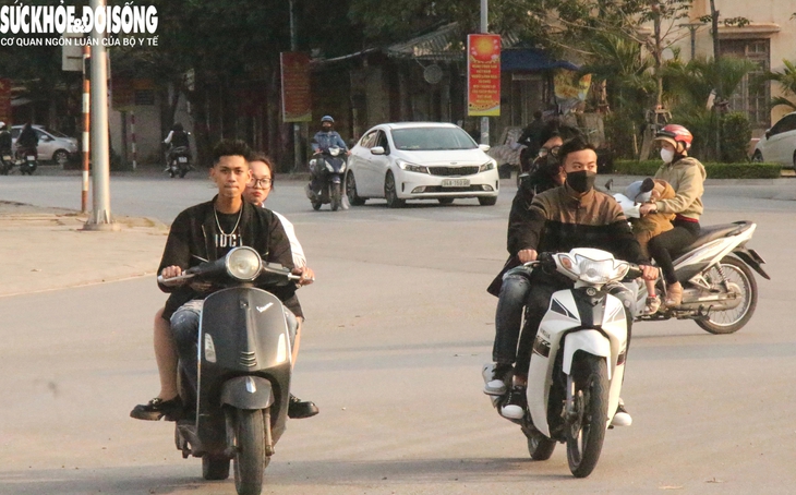 Nhiều người dân Thành phố Hải Dương du xuân vượt đèn đỏ, kẹp 3, không đội mũ bảo hiểm- Ảnh 1. Nhiều người dân Thành phố Hải Dương du xuân vượt đèn đỏ, kẹp 3, không đội mũ bảo hiểm- Ảnh 1.
