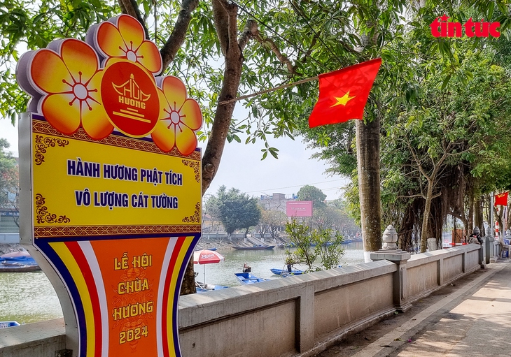 Nhiều nét mới trong lễ hội chùa Hương 2024- Ảnh 9. Nhiều nét mới trong lễ hội chùa Hương 2024- Ảnh 9.