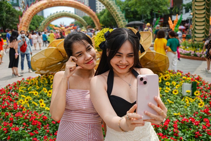 Người dân TPHCM nô nức du xuân, check-in với linh vật rồng trên đường hoa Nguyễn Huệ- Ảnh 2. Người dân TPHCM nô nức du xuân, check-in với linh vật rồng trên đường hoa Nguyễn Huệ- Ảnh 2.