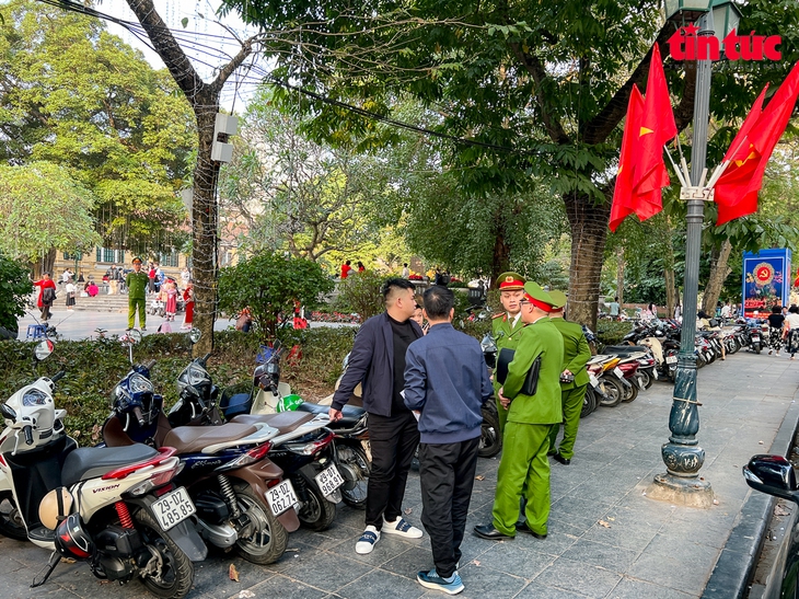 Mạnh tay xử phạt vi phạm trông giữ xe ngày Tết- Ảnh 5.