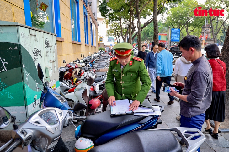 Mạnh tay xử phạt vi phạm trông giữ xe ngày Tết- Ảnh 10.