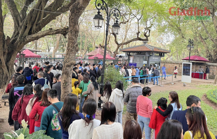 Người xếp hàng dài ở Văn Miếu - Quốc Tử Giám, chi gần 200.000 đồng để 'xin' chữ đầu năm- Ảnh 2. Người xếp hàng dài ở Văn Miếu - Quốc Tử Giám, chi gần 200.000 đồng để 'xin' chữ đầu năm- Ảnh 2.