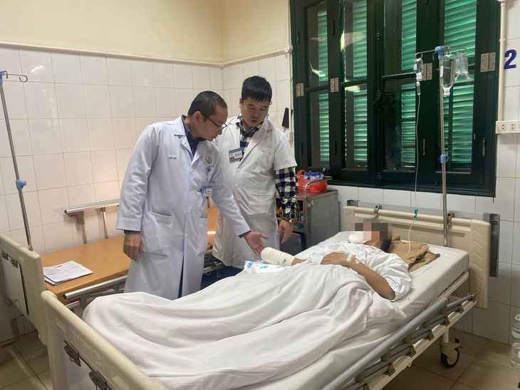 Tai nạn do đốt pháo khiến thiếu niên 15 bị cắt tay phải, không còn chức năng cầm nắm - Ảnh 1. Tai nạn do đốt pháo khiến thiếu niên 15 bị cắt tay phải, không còn chức năng cầm nắm - Ảnh 1.