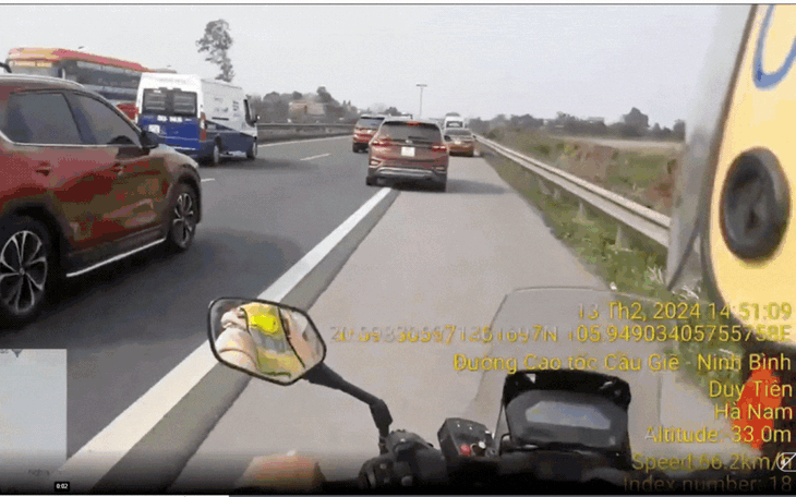 VIDEO: CSGT mở đường cho xe cấp cứu ‘chạy đua với tử thần’ ngày Tết