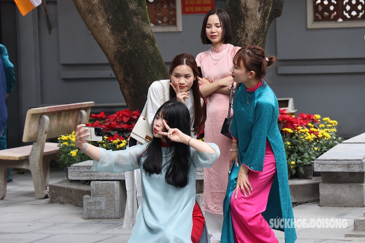 Giới trẻ rủ nhau đến chùa ngày lễ tình yêu- Ảnh 12.