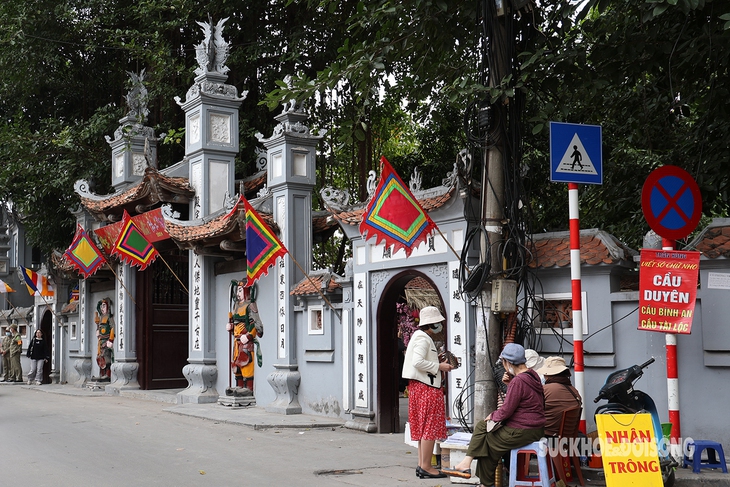 Giới trẻ rủ nhau đến chùa ngày lễ tình yêu- Ảnh 3.