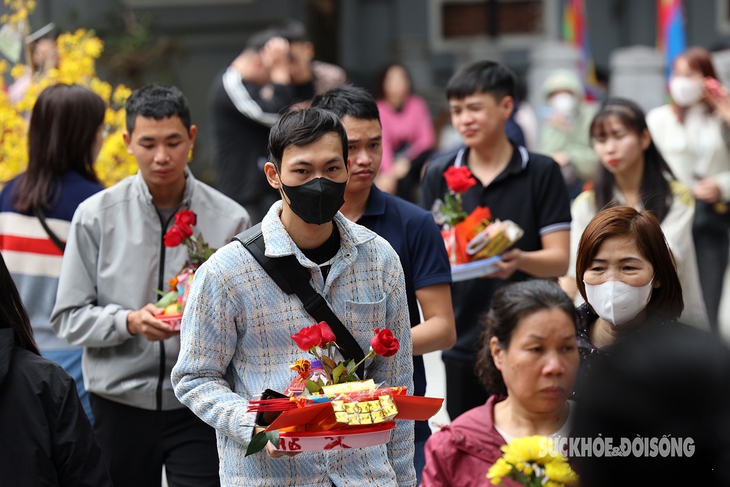 Giới trẻ rủ nhau đến chùa ngày lễ tình yêu- Ảnh 6.