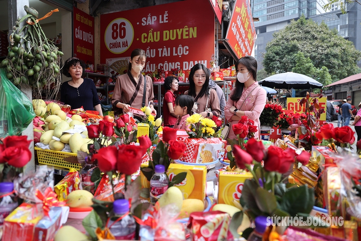 Giới trẻ rủ nhau đến chùa ngày lễ tình yêu- Ảnh 8.