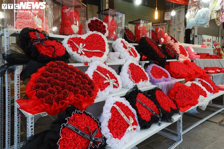 Trùng ngày nghỉ Tết, thị trường Valentine ảm đạm, ngóng khách mua- Ảnh 1.