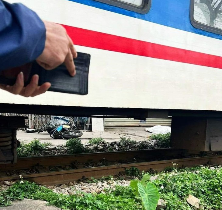 Va chạm với tàu hỏa, 1 người đi xe máy tử vong sáng mùng 6 Tết- Ảnh 2.